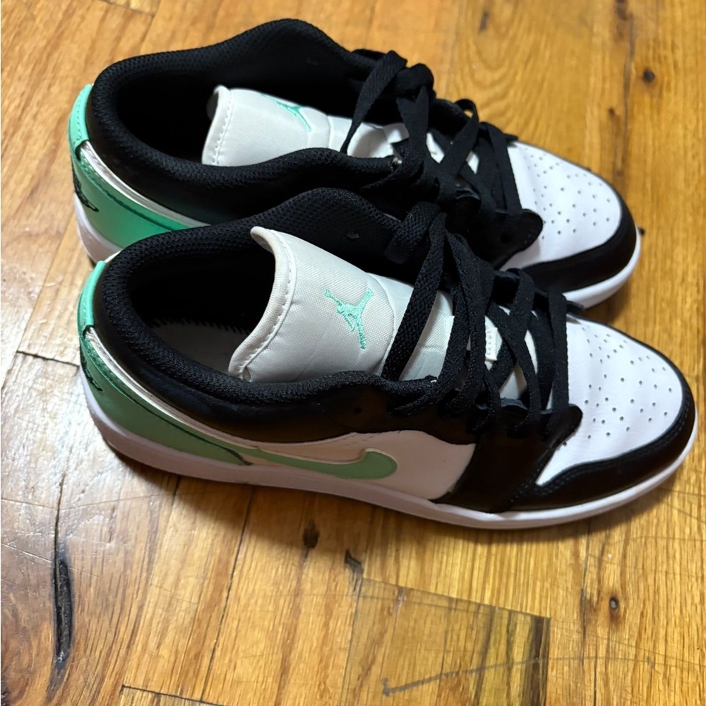 Nike Black and Green Sneakers Low-Top Athletic Style